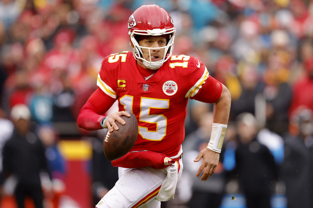 Patrick Mahomes throws, runs for TD as Chiefs beat Texans to close